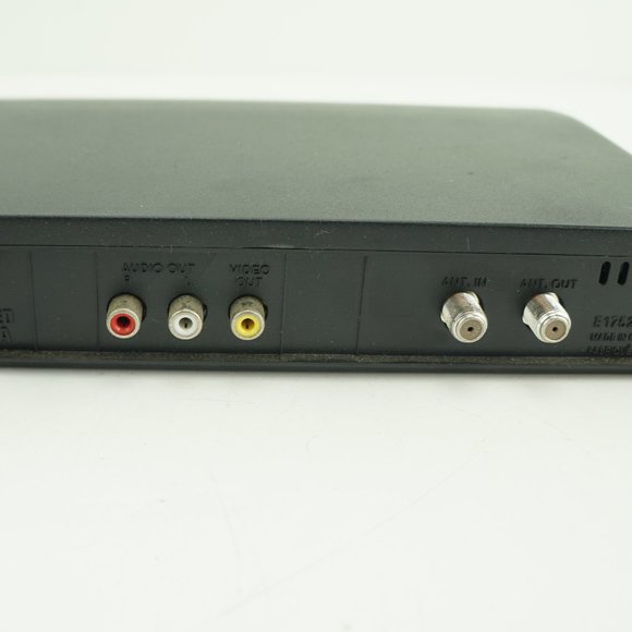 Magnavox TB110MW9 SDTV Converter Box Digital To Analog Tuner NO REMOTE/CORDS - Picture 5 of 8